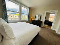 2 bed luxury Downtown Apt with free parking!