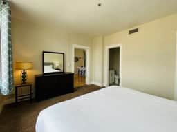 2 bed luxury Downtown Apt with free parking!