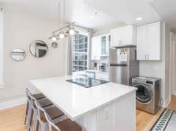 2 bed luxury Downtown Apt with free parking! - Image 3