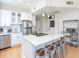 2 bed luxury Downtown Apt with free parking! - Image 2