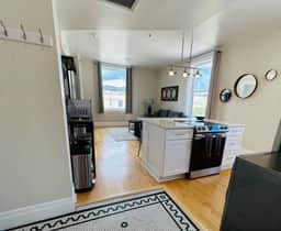2 bed luxury Downtown Apt with free parking! - Image 4