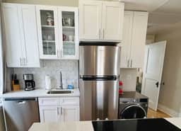 2 bed luxury Downtown Apt with free parking! - Image 5