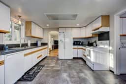 Little Blue Bungalow Pet Friendly, Fenced Yard!