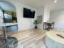 Modern North End Bungalow Downstairs w/Parking! - Image 5