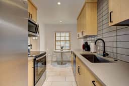 Newly Renovated in Hyde Park 21Parking +Laundry - Image 4