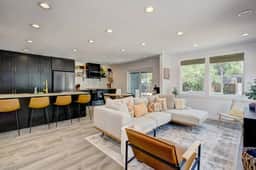 Off-Broadway - Modern w/outdoor haven - Image 3