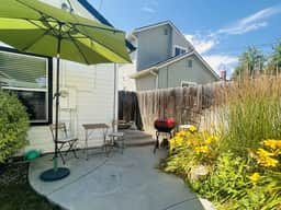 Red Door Cottage: Ski, Hike, Shop, Eat!