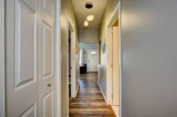 Red Door Cottage: Ski, Hike, Shop, Eat!