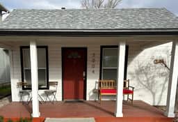Red Door Cottage: Ski, Hike, Shop, Eat! - Image 2