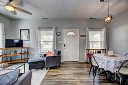 Red Door Cottage: Ski, Hike, Shop, Eat! - Image 4
