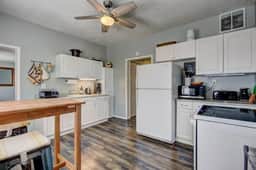 Red Door Cottage: Ski, Hike, Shop, Eat! - Image 5