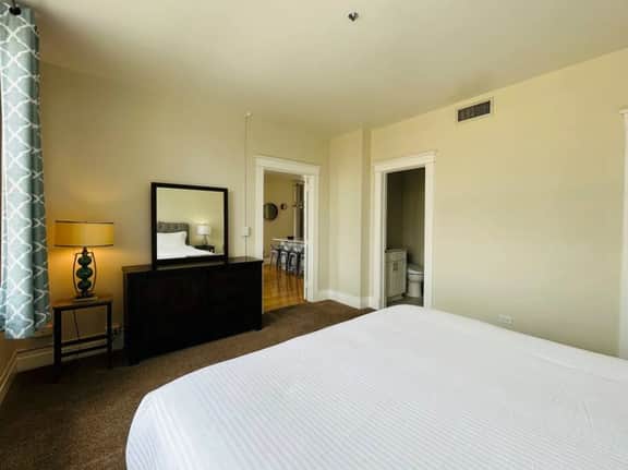 2 bed luxury Downtown Apt with free parking!