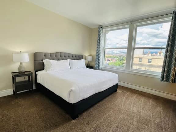 2 bed luxury Downtown Apt with free parking!