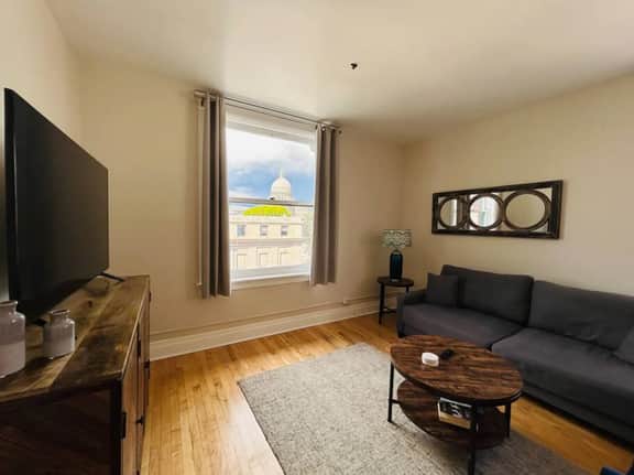 2 bed luxury Downtown Apt with free parking!