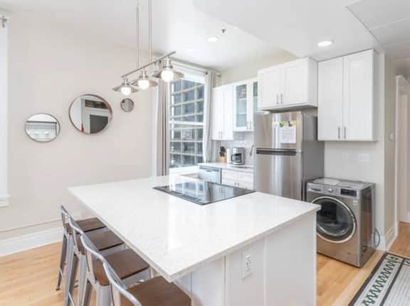 2 bed luxury Downtown Apt with free parking! - Image 3