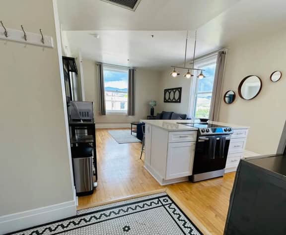 2 bed luxury Downtown Apt with free parking! - Image 4