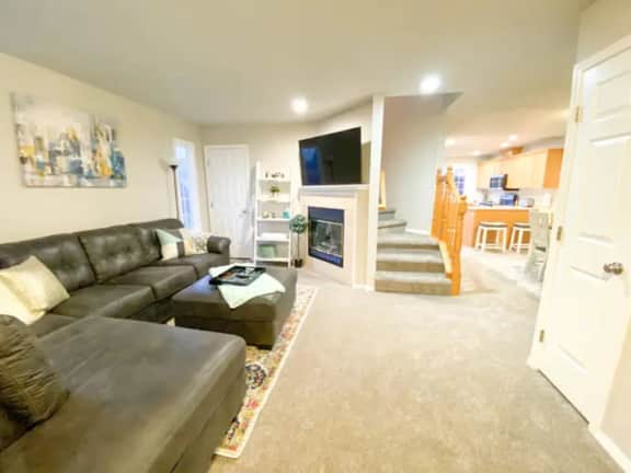 Boise Avenue Getaway, Parking for 2, yard, 3BD/3B! - Image 2