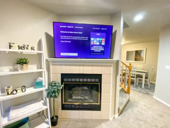 Boise Avenue Getaway, Parking for 2, yard, 3BD/3B! - Image 4