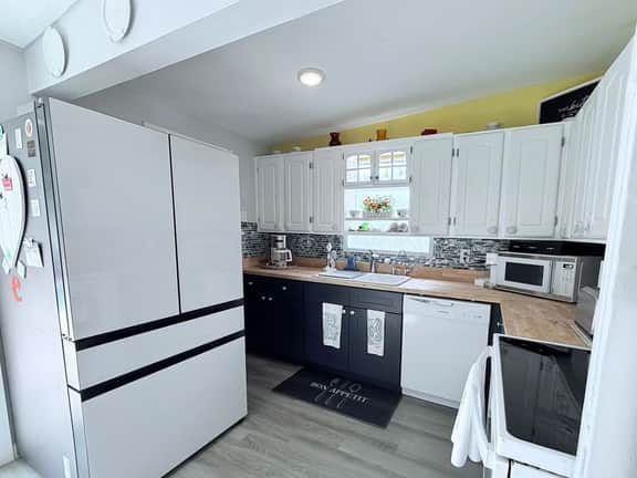 Captain's Cove with pool in Sunny Largo, FL - Image 2