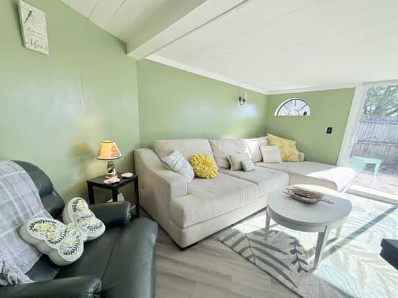 Captain's Cove with pool in Sunny Largo, FL - Image 4