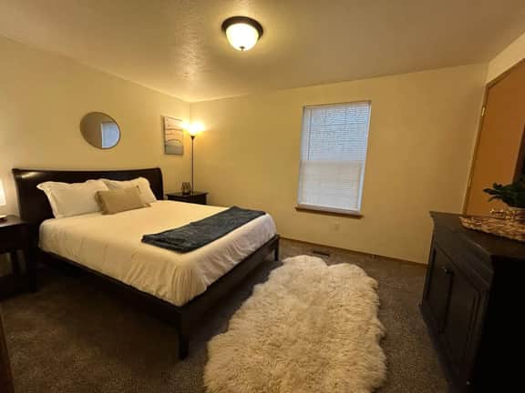 Clyde's Crib: Cozy Ms. Pac-Man minutes from I-84 and Hillcrest Country Club