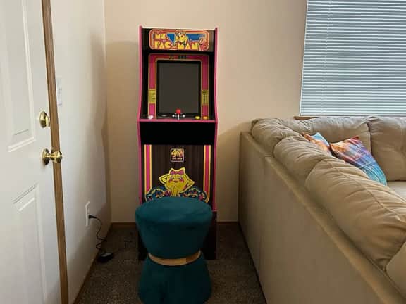 Clyde's Crib: Cozy Ms. Pac-Man minutes from I-84 and Hillcrest Country Club - Image 2