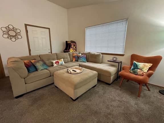 Clyde's Crib: Cozy Ms. Pac-Man minutes from I-84 and Hillcrest Country Club - Image 3
