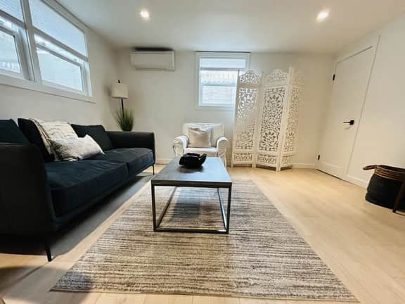 Modern Downstairs North End Bungalow in Hyde Park - Image 3