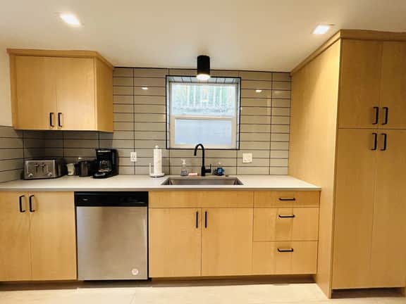 Modern Downstairs North End Bungalow in Hyde Park - Image 2