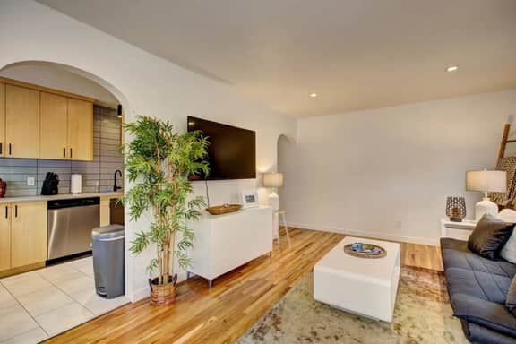 Newly Renovated in Hyde Park 21Parking +Laundry - Image 2