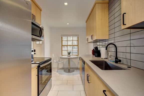 Newly Renovated in Hyde Park 21Parking +Laundry - Image 4