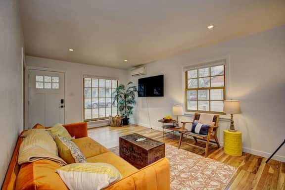 Newly Renovated North End Bungalow19 w/Parking - Image 2
