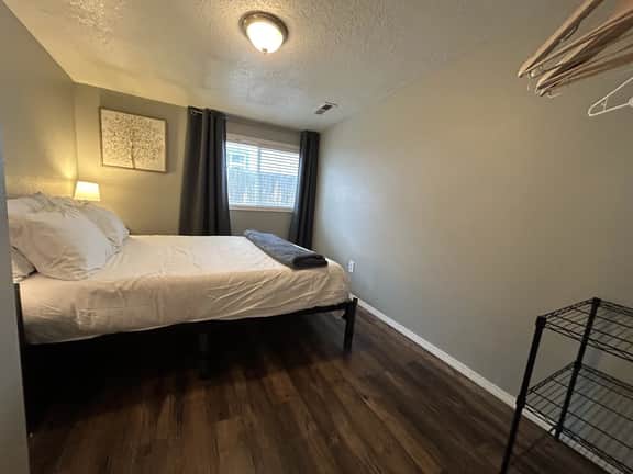 Red Door Cottage: Ski, Hike, Shop, Eat!