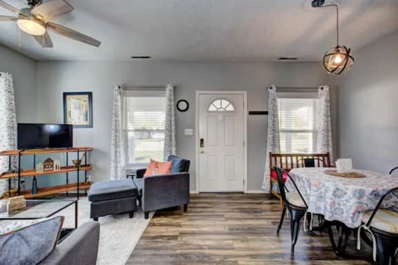 Red Door Cottage: Ski, Hike, Shop, Eat! - Image 4
