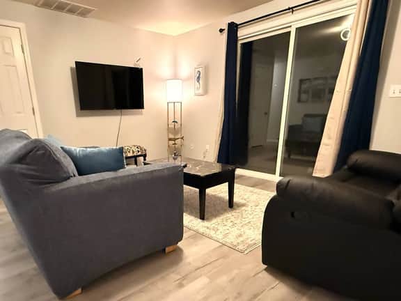 Seaside Escape downtown Meridian - Image 4