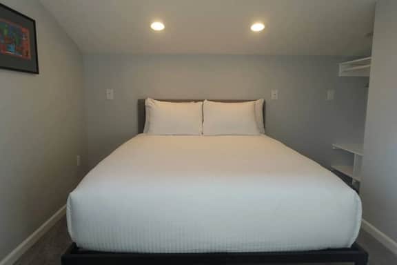 The Lilly Pad + PET Friendly Fenced YARD!