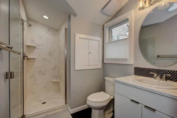The Lilly Pad + PET Friendly Fenced YARD! - Image 2