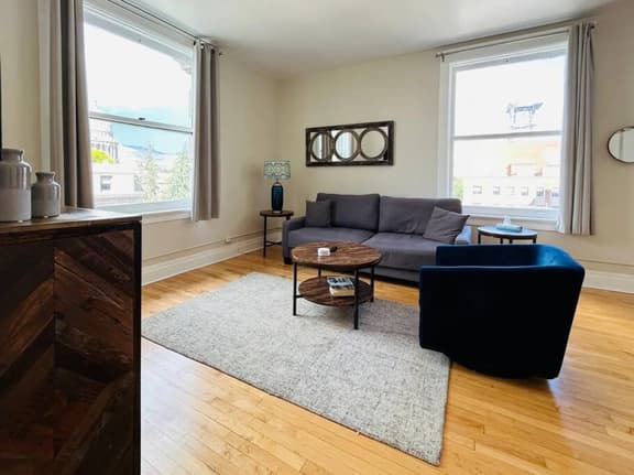 2 bed luxury Downtown Apt with free parking!