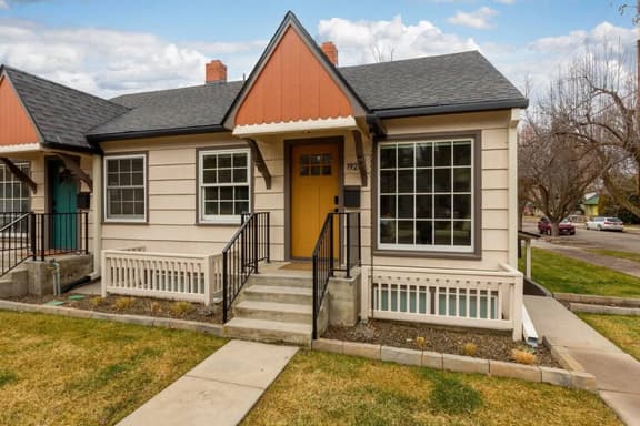 Newly Renovated in Hyde Park 21Parking +Laundry