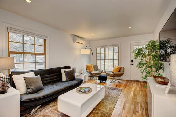 Newly Renovated in Hyde Park 21Parking +Laundry - Image 1