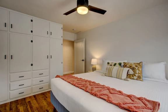 Newly Renovated North End Bungalow19 w/Parking - Image 1